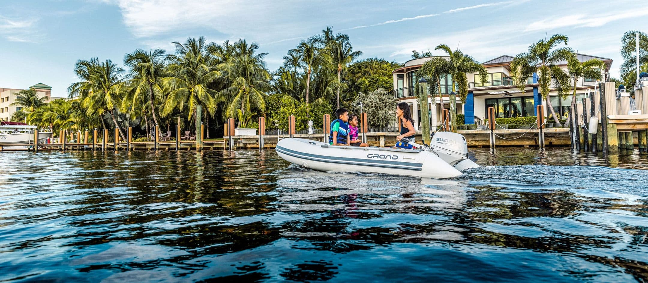 S275 — The lightest in the range — easy to launch, easy to handle, easy to stow.