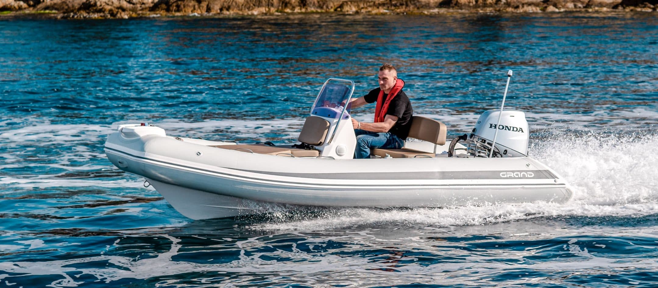 S470N — The most capable tender in the range — handles serious loads and real coastal conditions without fuss.